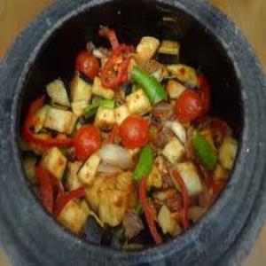 GÜVEÇTE PATLICANLI KÖFTE